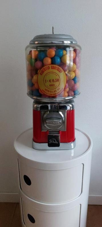 Authentieke vintage kauwgomautomaat. beschikbaar voor biedingen