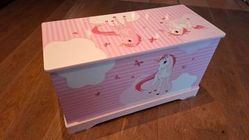Kleine houten speelgoedkist Unicorn beschikbaar voor biedingen