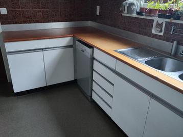 Keuken te geef beschikbaar voor biedingen
