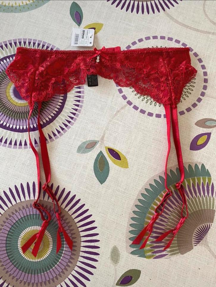 Porte-jarretelles dentelle rouge – Zeeman – Taille M, Vêtements | Femmes, Sous-vêtements & Lingerie, Ensemble, Rouge, Enlèvement ou Envoi
