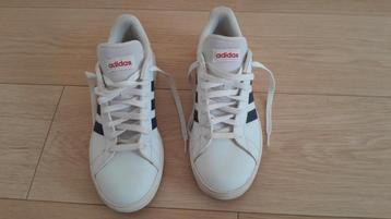 Adidas Sneakers beschikbaar voor biedingen