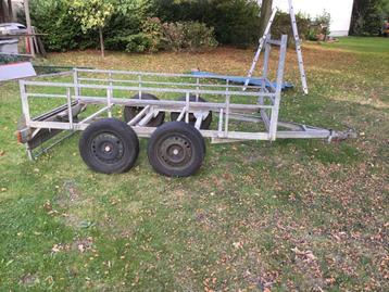 Tweeassige aanhangwagen (legaal 750 kg) met werk beschikbaar voor biedingen