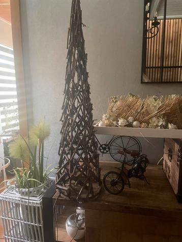 Houten kerstboom met verlichting op elektriciteit beschikbaar voor biedingen