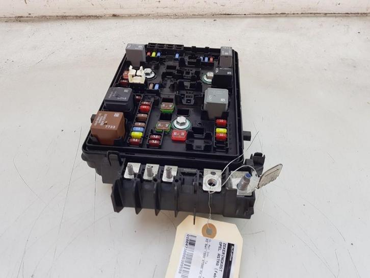 ZEKERINGKAST Astra K Sports Tourer (|39107275|39040849|), Auto-onderdelen, Elektronica en Kabels, Opel, Gebruikt