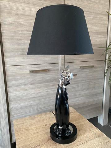 Mooie decoratieve tafellamp met poes in zwarte uitvoering beschikbaar voor biedingen