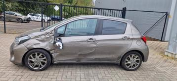 Toyota yaris 1.5 hybrid Bj 2016 111000km met schade, Auto's, Toyota, Euro 6, Hybride Elektrisch/Benzine, Yaris, Zilver of Grijs
