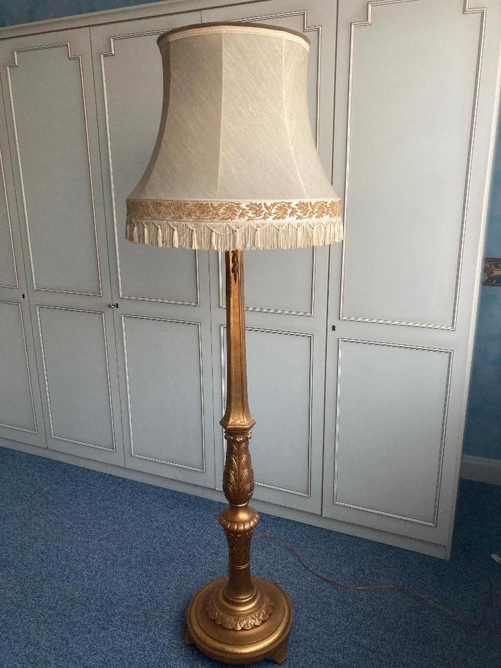 VINTAGE LAMP IN GESCULPTEERD MET BLADGOUD BELEGD HOUT 1925, Huis en Inrichting, Lampen | Vloerlampen, Zo goed als nieuw, 150 tot 200 cm