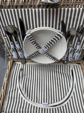 Rieten Picknickmand 2 personen - nieuwstaat beschikbaar voor biedingen