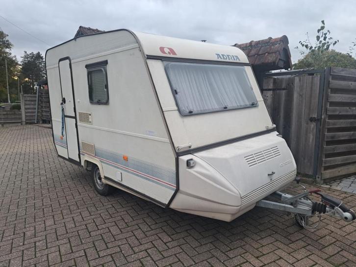 Caravan adria 750 kg, Caravans en Kamperen, Caravans, Bedrijf, tot en met 3, 500 - 750 kg, Treinzit, Adria, Dwarsbed, Omvormbare zithoek