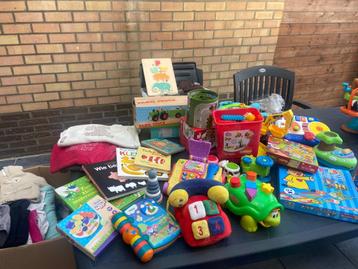 Babyspeelgoed en kleertjes  beschikbaar voor biedingen