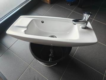 Lavabo (toilet wasbak) met kraan beschikbaar voor biedingen