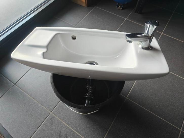 Lavabo (toilet wasbak) met kraan, Doe-het-zelf en Bouw, Sanitair, Gebruikt, Overige typen, Ophalen