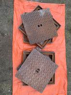 Lot van 4 gietijzeren putdeksels 40 x 40 cm, Ophalen, Zo goed als nieuw