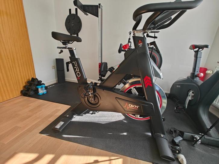 PROFESSIONELE indoorfiets Bijna nieuw, Sport en Fitness, Fitnessapparatuur, Zo goed als nieuw, Spinningfiets, Benen, Buik, Metaal