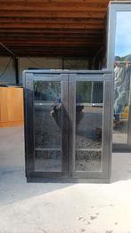 Lage kast met glazen deur, Ophalen