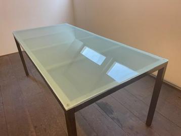 BELLE TABLE EN ACIER INOXYDABLE AVEC PLATEAU EN VERRE disponible aux enchères