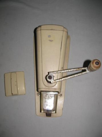 Metalen Peugeot wandkoffiemolen model 302. beschikbaar voor biedingen