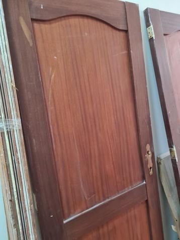 Houten deuren van 83 cm, 1 stuk €40, 2 stuks €70 beschikbaar voor biedingen