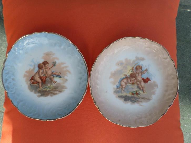 2 romantische borden met cherubijns/putti, Antiek en Kunst, Curiosa en Brocante, Ophalen of Verzenden