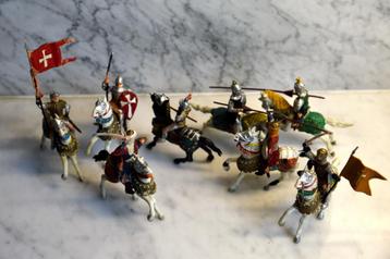 Lot de 8 figurines de chevaliers du moyen-âge disponible aux enchères