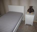 Bed en nachtkastje + matras & lattenbodem 90 x 200 cm., Ophalen, 90 cm, Eenpersoons, Wit