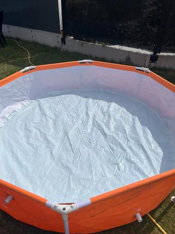 Zwembad met pomp beschikbaar voor biedingen