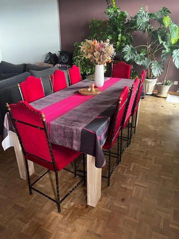 Eetplaats 8 zware ijzeren stoelen + houten tafel beschikbaar voor biedingen