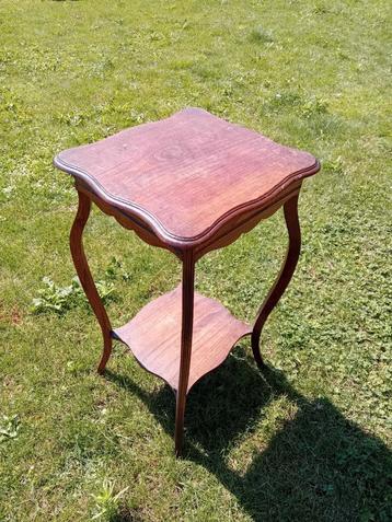 Houten bijzettafel. beschikbaar voor biedingen
