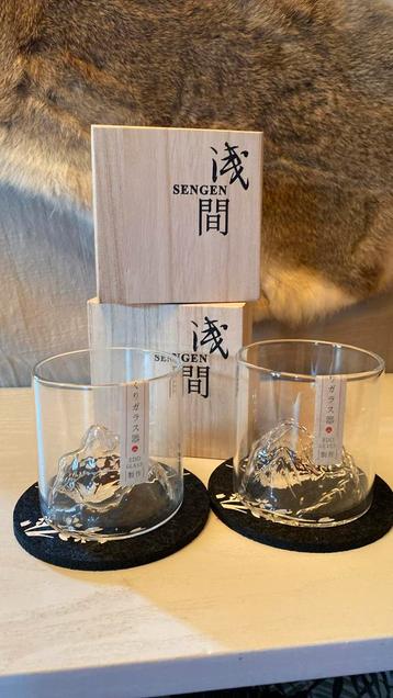 Twee Whisky glazen japanse stijl beschikbaar voor biedingen