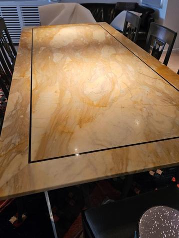 Marmeren  tafel beschikbaar voor biedingen