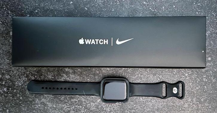 Apple Watch Nike SE GPS 44 mm, Handtassen en Accessoires, Smartwatches, Gebruikt, iOS, Grijs, GPS, Ophalen of Verzenden