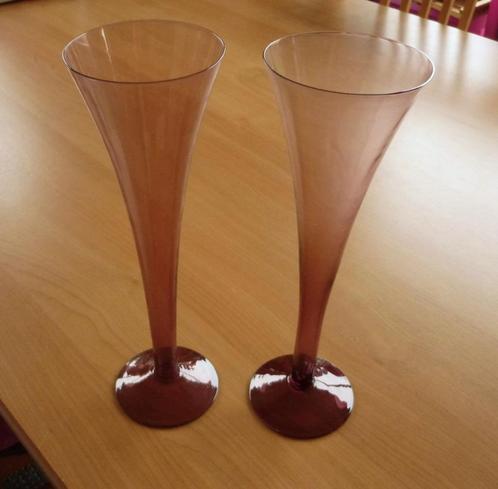 2 paars-roze hoge uitlopende champagne schuimwijn glazen, Verzamelen, Glas en Drinkglazen, Ophalen of Verzenden