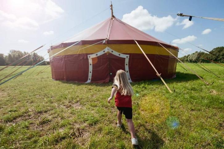 Circustent, Diversen, Vlaggen en Wimpels, Zo goed als nieuw, Ophalen