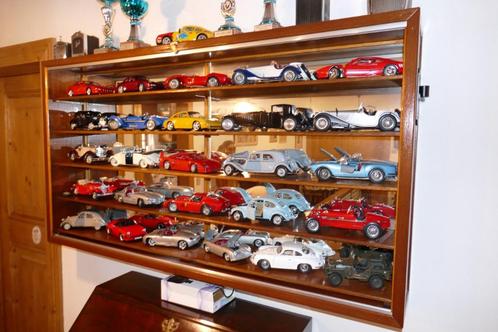 Partij van 26 diverse auto's op schaal 1/18 met vitrinekast, Hobby en Vrije tijd, Modelauto's | 1:18, Nieuw, Auto, Solido, Ophalen of Verzenden