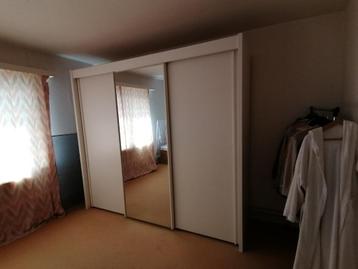kleerkast met schuifdeuren en spiegeldeur beschikbaar voor biedingen