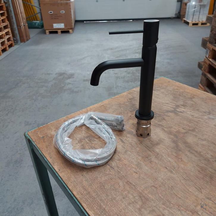 Zwart wastafelkraan met aansluitslang compleet nr27, Huis en Inrichting, Woonaccessoires | Overige, Nieuw, Ophalen of Verzenden
