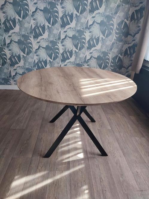Mooie nieuwe ronde eettafel, Huis en Inrichting, Tafels | Eettafels, Zo goed als nieuw, Ophalen