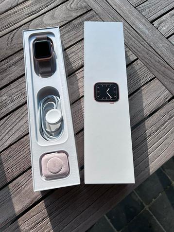 Apple Watch Rose Série 5 avec bracelet Milanese Loop Or rose