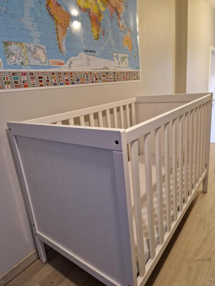 Lit bébé Sundvik, Enfants & Bébés, Berceaux & Lits, Comme neuf, Lit, Enlèvement
