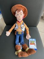 Nieuwe Disney Store knuffel Woody ( Toy Story ), Collections, Peluche, Autres personnages, Enlèvement ou Envoi, Neuf