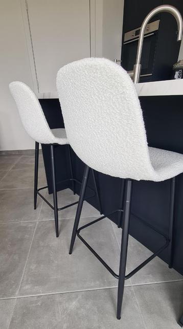 Nieuwe barstoelen wit/beige bouclé stof beschikbaar voor biedingen
