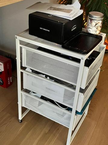 Klein wit metalen ladekastje (3 laden), perfecte staat – €15 beschikbaar voor biedingen