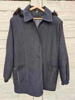 Zwarte winterjas met afneembare kap afgewerkt met faux bont, Ophalen of Verzenden, Zo goed als nieuw, Maat 46/48 (XL) of groter