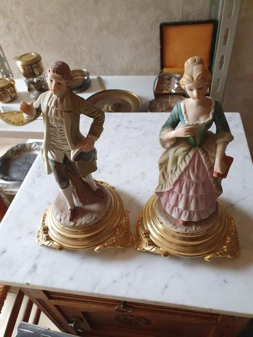 Twee beeldjes porselein: man en vrouw met boek, man met hoed, Verzamelen, Beelden en Beeldjes, Ophalen