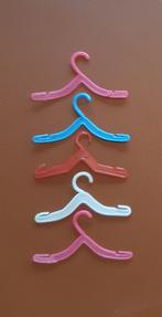 Sindy 1970's set van 5 kleerhangers, Verzamelen, Ophalen of Verzenden, Gebruikt, Accessoires