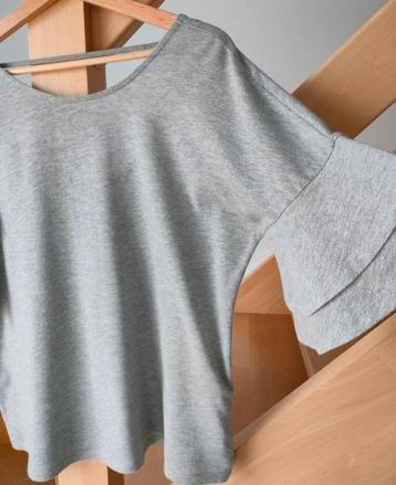 Prachtige glitter T-shirt met open rug. Zeer speciale mouwen beschikbaar voor biedingen
