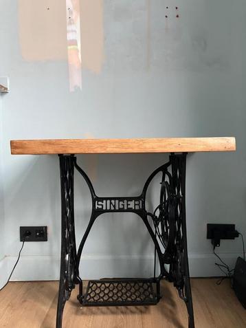 Vintage tafel met gietijzeren Singer-onderstel & massief olm beschikbaar voor biedingen