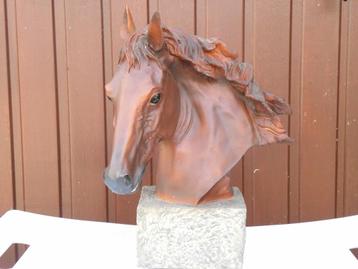 Tête de cheval brun sur socle gris beschikbaar voor biedingen