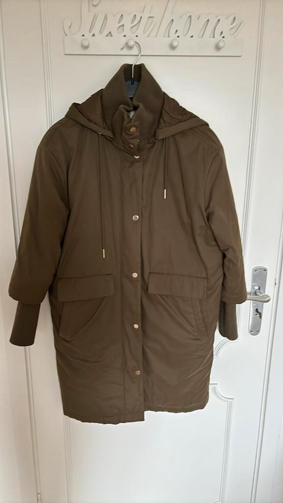 Kaki jas met kap van Maison 123, Kleding | Dames, Jassen | Winter, Zo goed als nieuw, Maat 36 (S), Groen, Ophalen