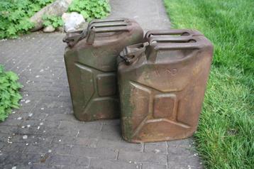 Twee Jerrycans uit de tweede wereldoorlog 1944 & 1943 beschikbaar voor biedingen